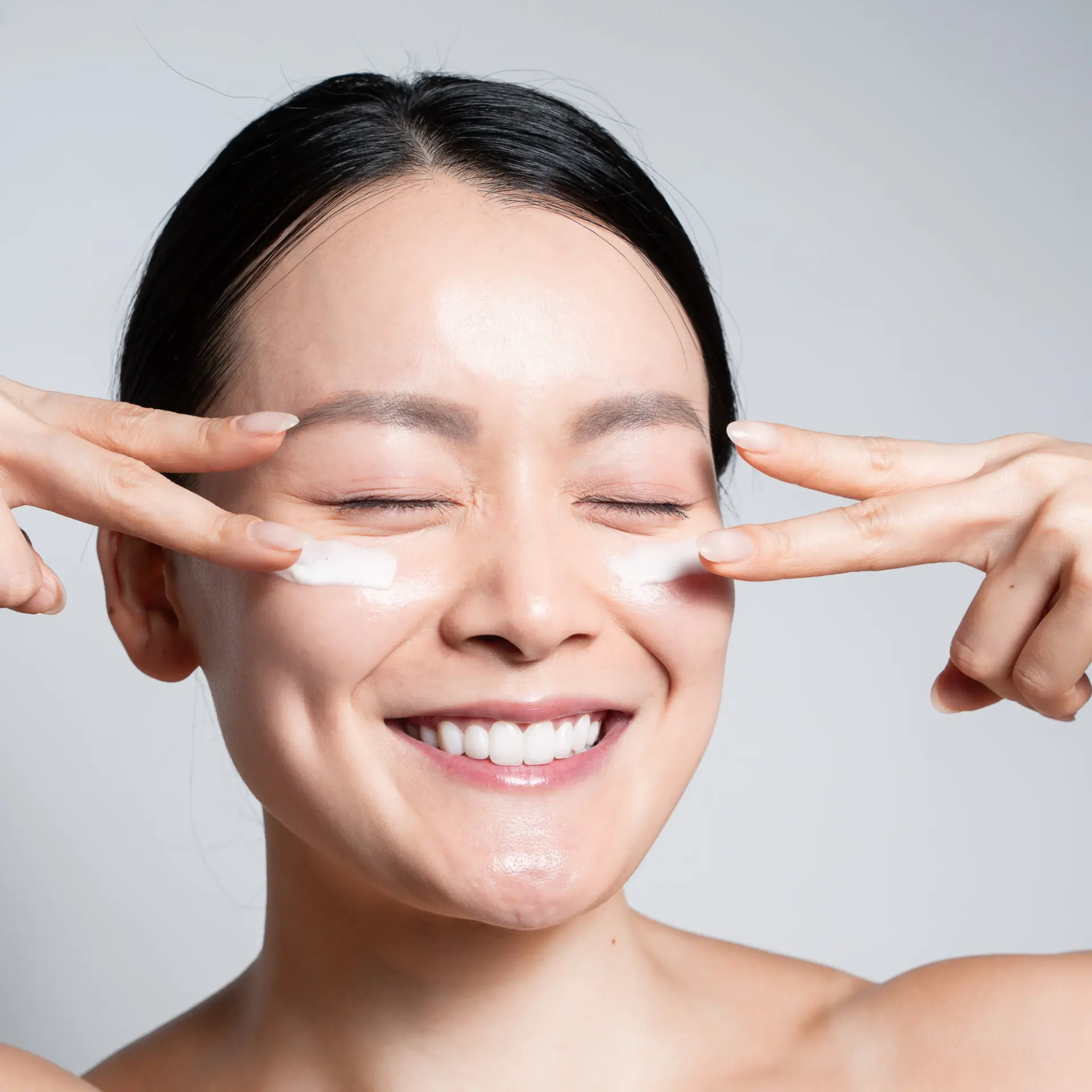 Applying sunscreen with two finger-lengths over the face